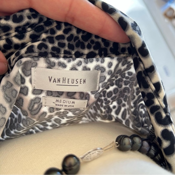 VTG Van Heusen Women’s Med Blouse Short Sleeve Black Cheetah Print Made In USA - Picture 6 of 8